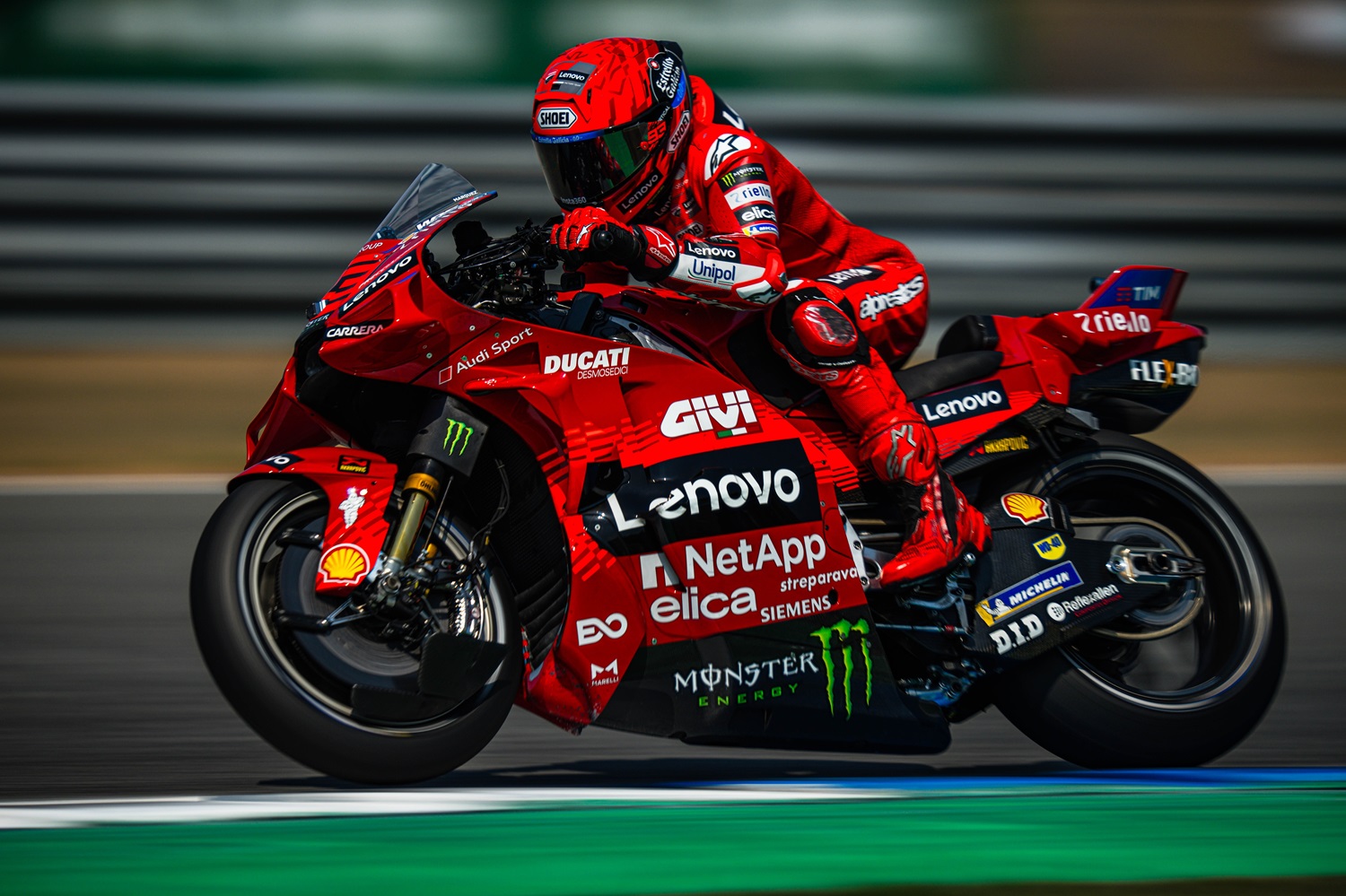 Successo per Marc Márquez ed il Ducati Lenovo Team nella gara sprint in Thailandia