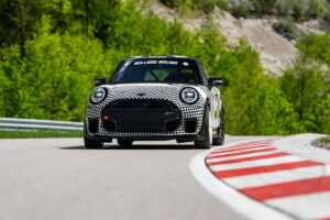 Di nuovo sul podio! MINI JCW e Bulldog Racing conquistano il 2° posto nella classe SP3T alla 24 Ore del Nürburgring.