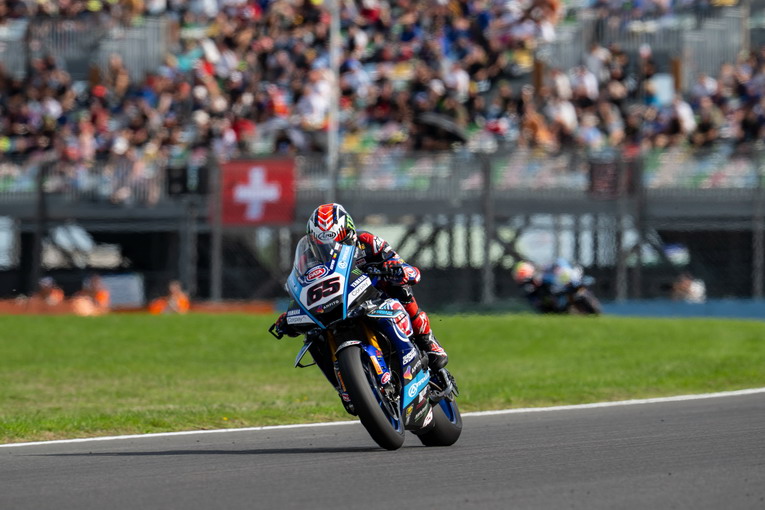 Rea torna a lottare per il podio con Pata Maxus Yamaha, Locatelli in rimonta a Magny-Cours