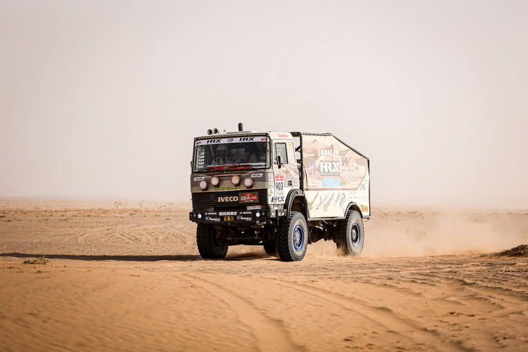 Dakar 2026, partenza all’alba, notte di lavoro e una tappa durissima verso Wadi Ad-Dawasir