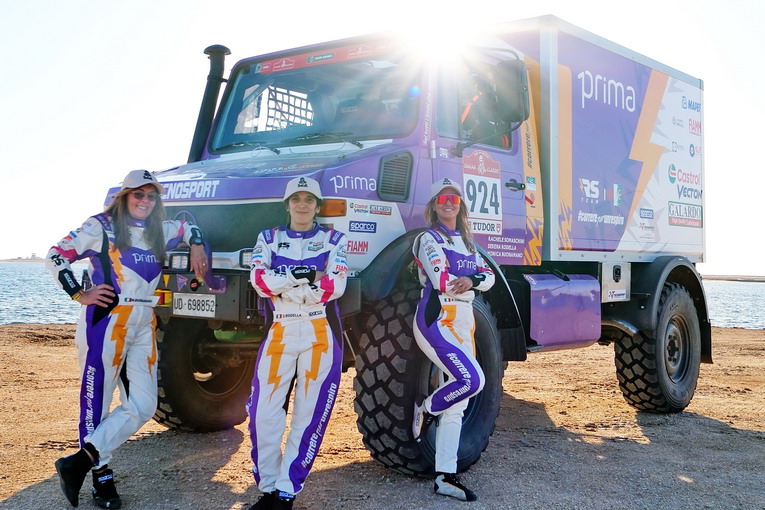 Rachele Somaschini alla partenza della Dakar Classic 2026 festeggia il rally numero 100 in carriera